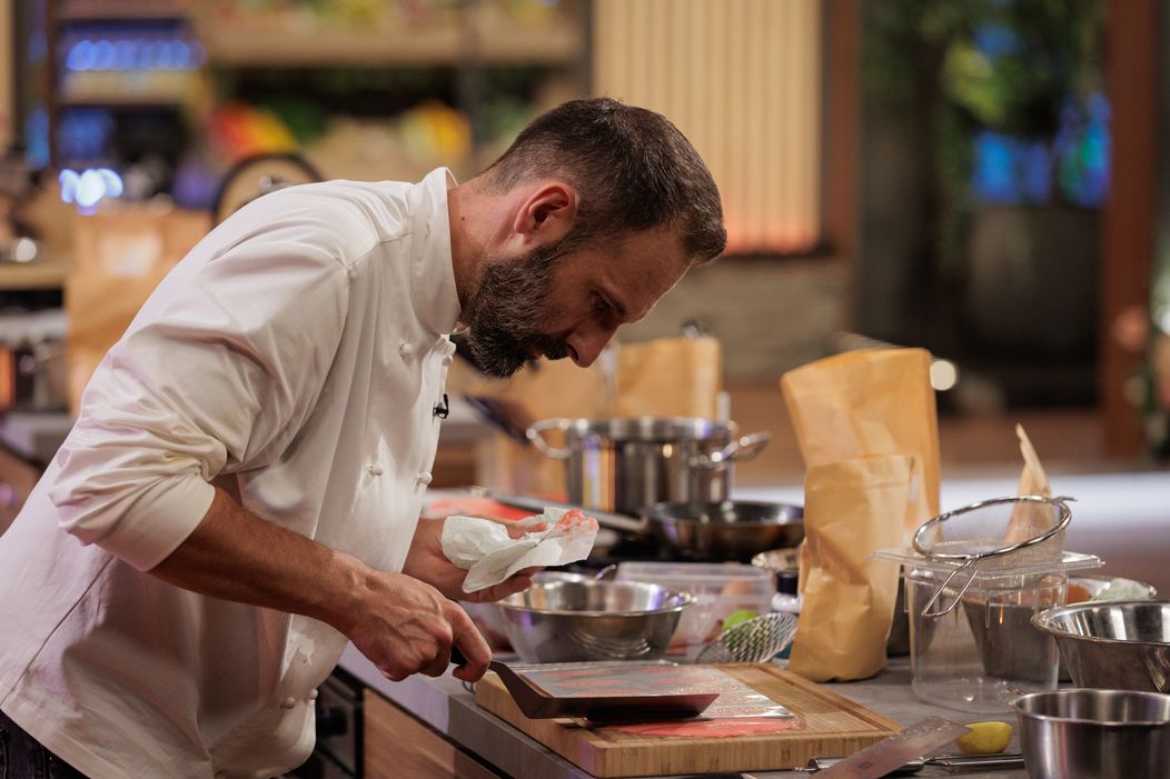 Finala MasterChef România, 16 decembrie 2025. Începe proba desertului, cea care poate decide totul. Emoțiile finaliștilor ating cote maxime atunci când Florin Dumitrescu pune trofeul pe bancul fi (15)