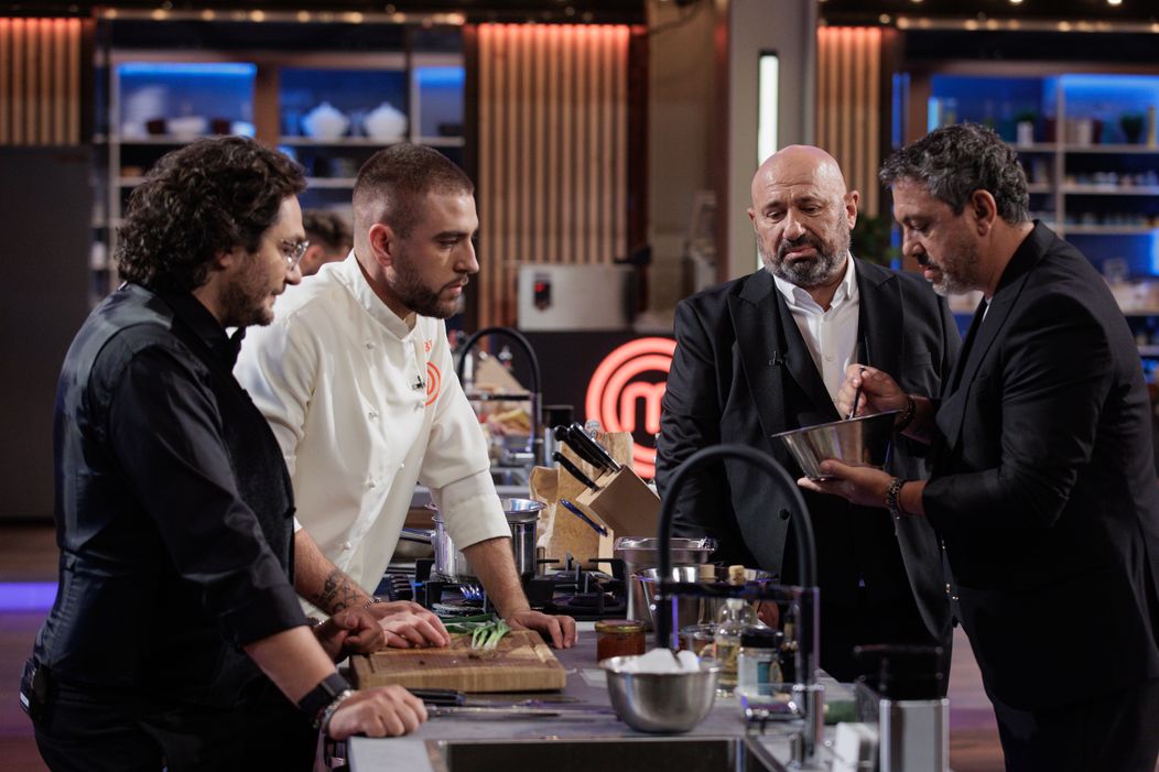 Finala MasterChef, 11 decembrie 2024. Prima probă a finalei a început. Georgiana, Sebi și Gabriel trebuie să pregătească aperitive spectaculoase „Vreau să fie foarte greu să decid. Așa vreau să f (11)