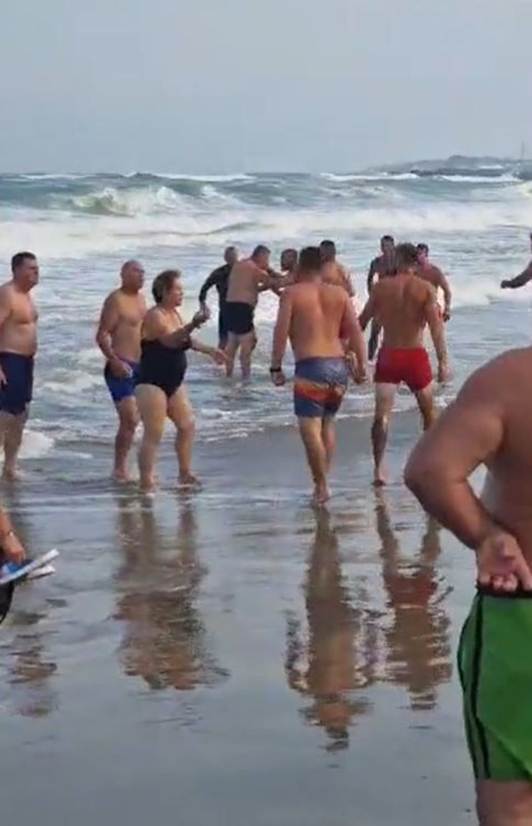 scandal intre salvamari si turisti la mare 