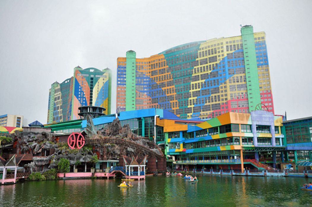 Hotelul First World
