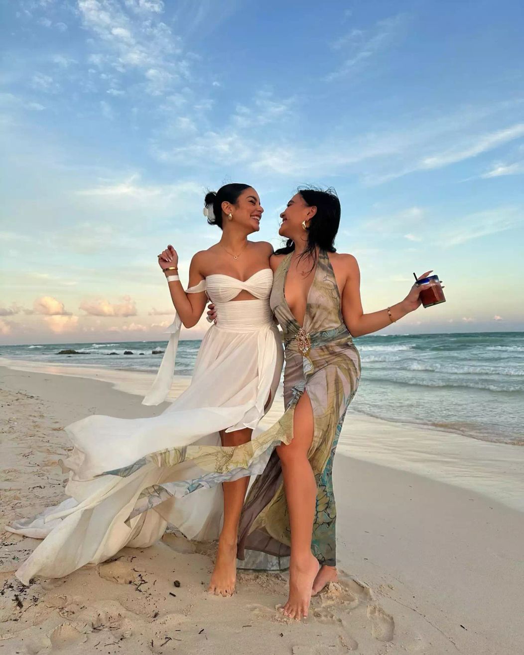 vanessa-hudgens-stella-hudgens-5-1dfdf9a216954f68899e5dfa14c017fd