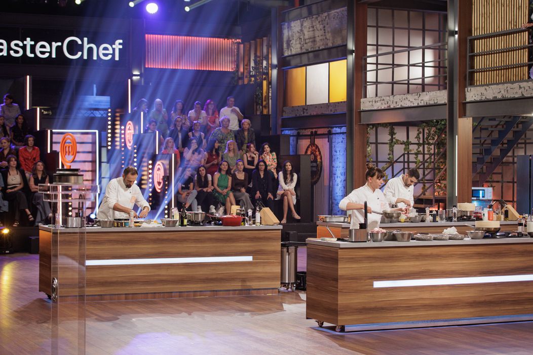Finala MasterChef România,16 decembrie 2025. Începe prima probă a finalei sezonului 10. Foștii concurenți își exprimă la unison antipatia pentru Florin Drăgoiu și le fac galerie celorlalți doi fi (22)