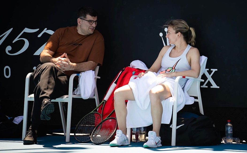 Simona Halep și Toni Iuruc discută în pauza unei partide de tenis