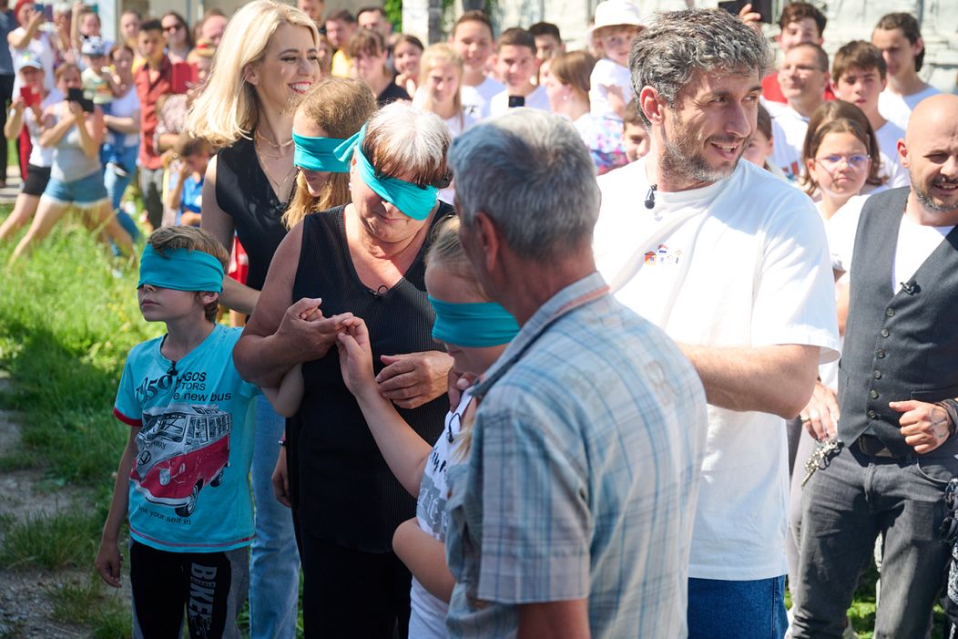 Copiii familiei Anghel și bunica lor sunt legați la ochi de echipa Visuri la cheie înainte de a le fi dezvăluită casa renovată