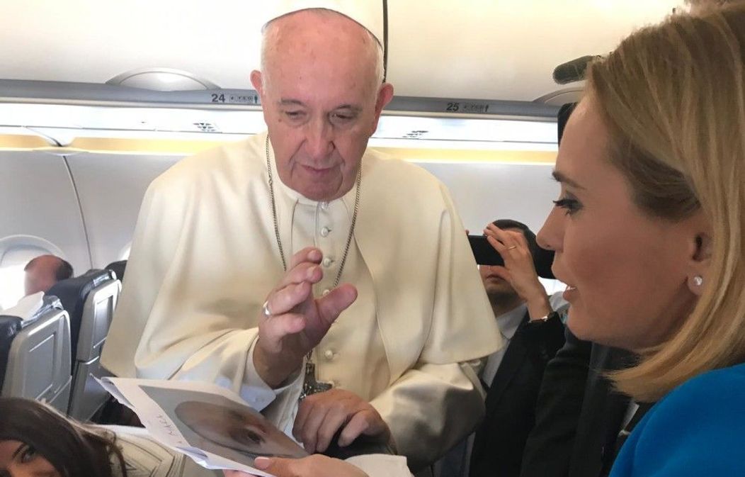 Papa Francisc și Andreea Esca. FOTO: stirileprotv.ro