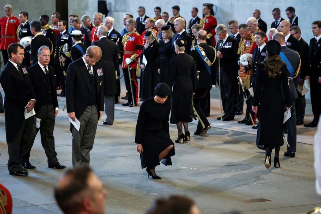 Meghan Markle se înclină în fața sicriului Reginei Elisabeta a II-a, de la Abația Westminster. Ducesa de Sussex este îmbrăcată într-o rochie neagră, care respectă doliul național