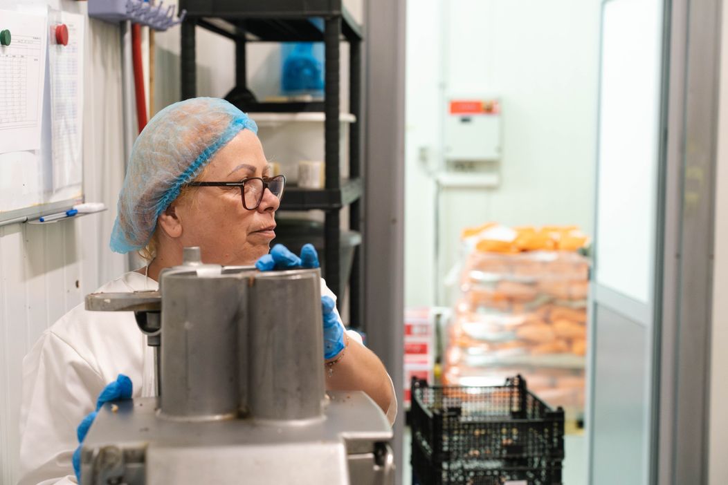  Șef sub acoperire, 21 noiembrie 2024. Dragoș Popa merge la fabrica de producție Domino's Pizza, unde o cunoaște pe Claudia Leca. Pâna ca ziua de muncă să se încheie, acesta sesizează o probl (13)