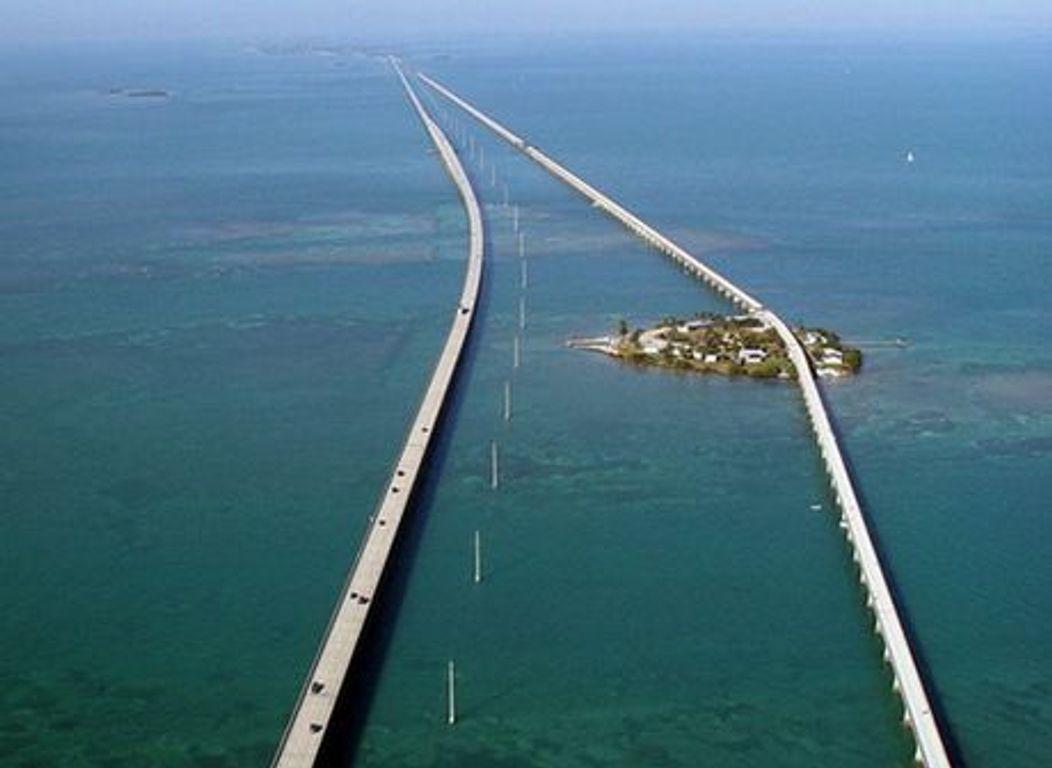 15. The Overseas Highway - Florida Keys (Statele Unite)

The Overseas Highway "sare" din insula in insula, de-a lugul a 42 de poduri. Autostrada a fost construita in 1938, de-a lungul unei cai ferate distruse de un uragan, iar traversarea ei dureaza apr