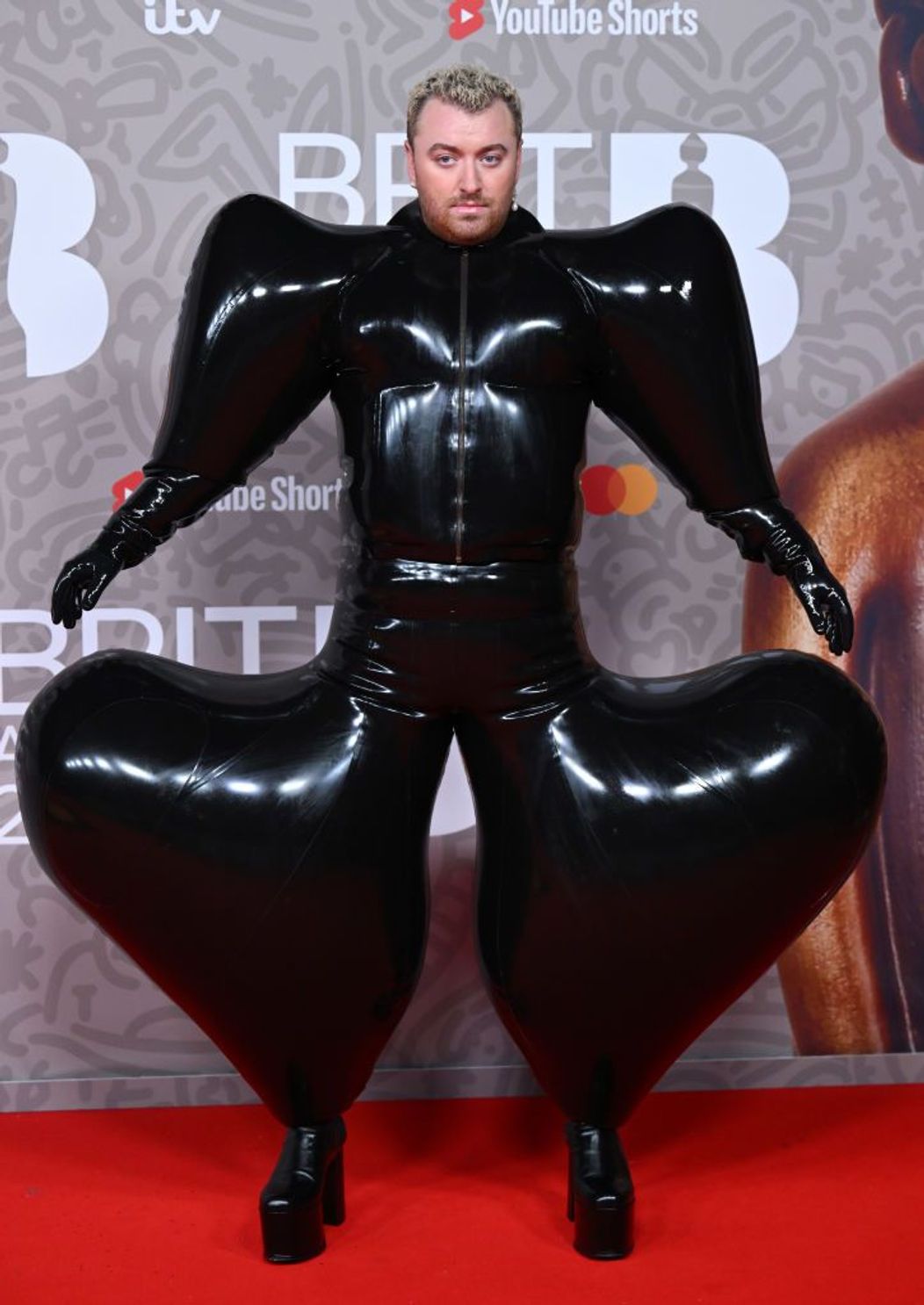 sam-smith-cel-mai-urat-costum-al-anului-artistul-intr-o-tinuta-gonflabila-la-brit-awards_4