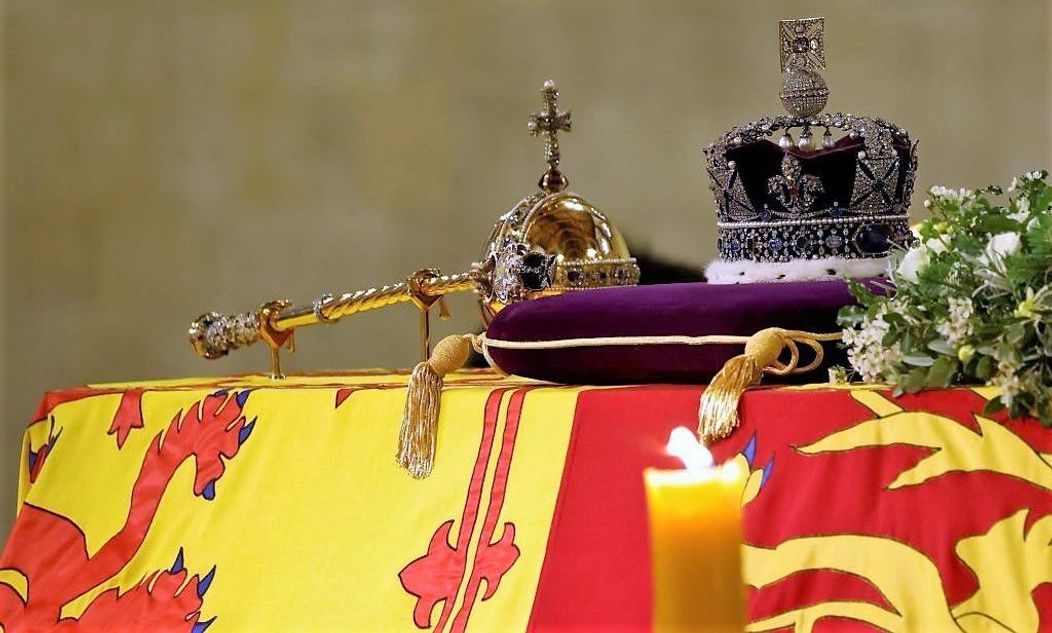 Sceptrul cu cruce și cu cel mai mare diamant din lume a fost așezat pe capacul sicriului Reginei Elisabeta a II-a, la priveghiul de la Westminster Hall