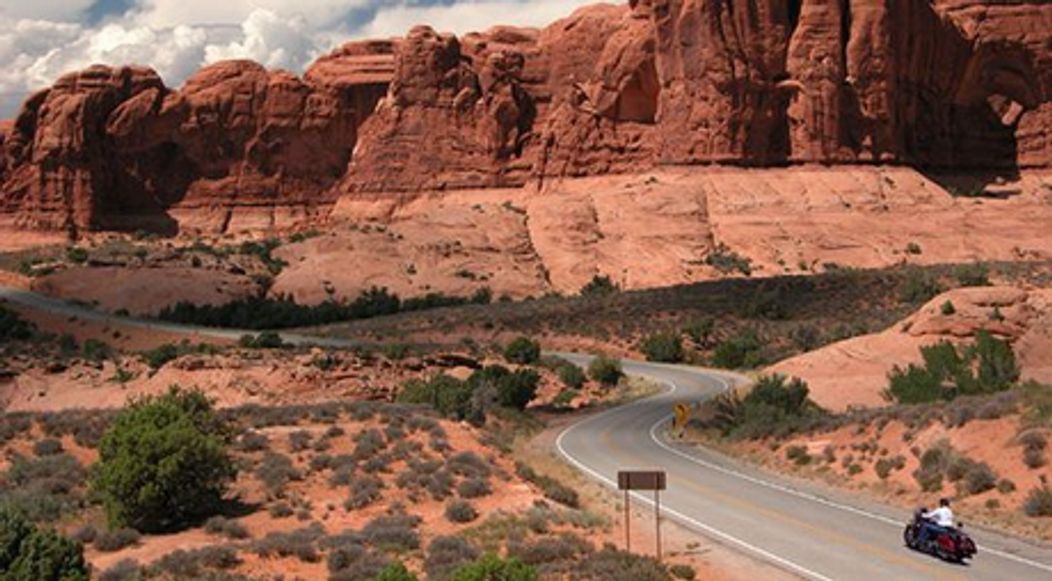 14. Red Rock Scenic Road - Statele Unite

The Red Rock Scenic Road parcurge Sedona Red Rock Country, tinut numit adesea "muzeul fara pereti". In cale intalnesti Monumentul National Castelul lui Montezuma, dar si Padurea Nationala Coconino.
