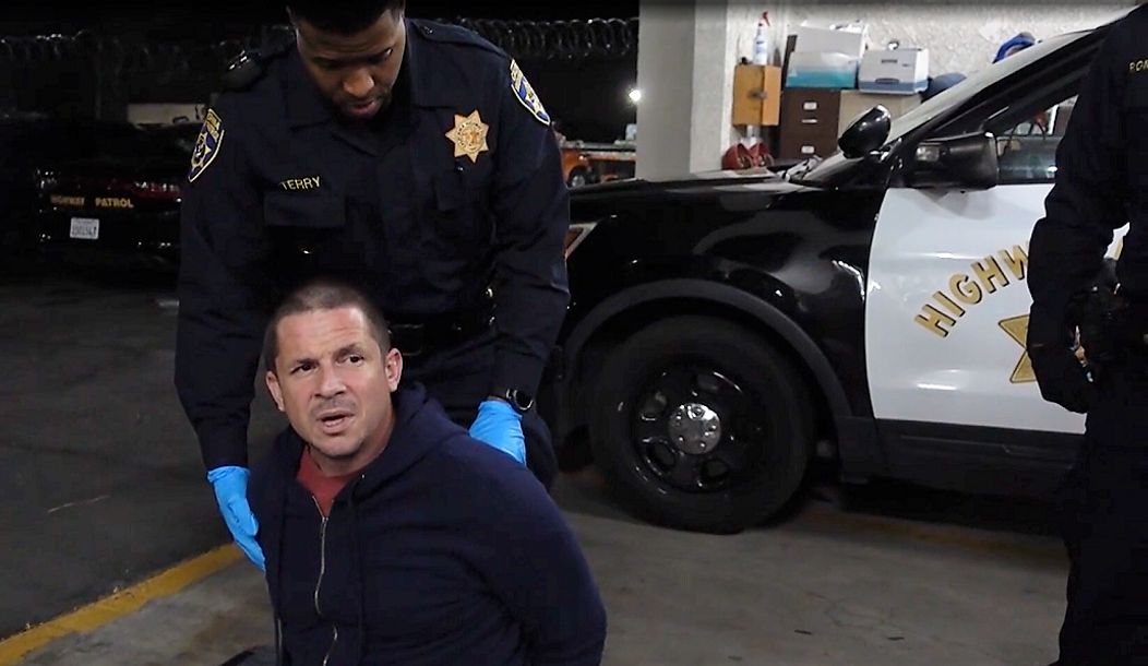 Bărbat încătușat după ce refuză să coopereze cu poliția în California