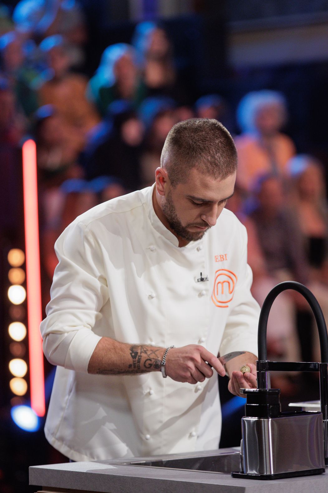 Finala MasterChef, 11 decembrie 2024. Prima probă a finalei a început. Georgiana, Sebi și Gabriel trebuie să pregătească aperitive spectaculoase „Vreau să fie foarte greu să decid. Așa vreau să f