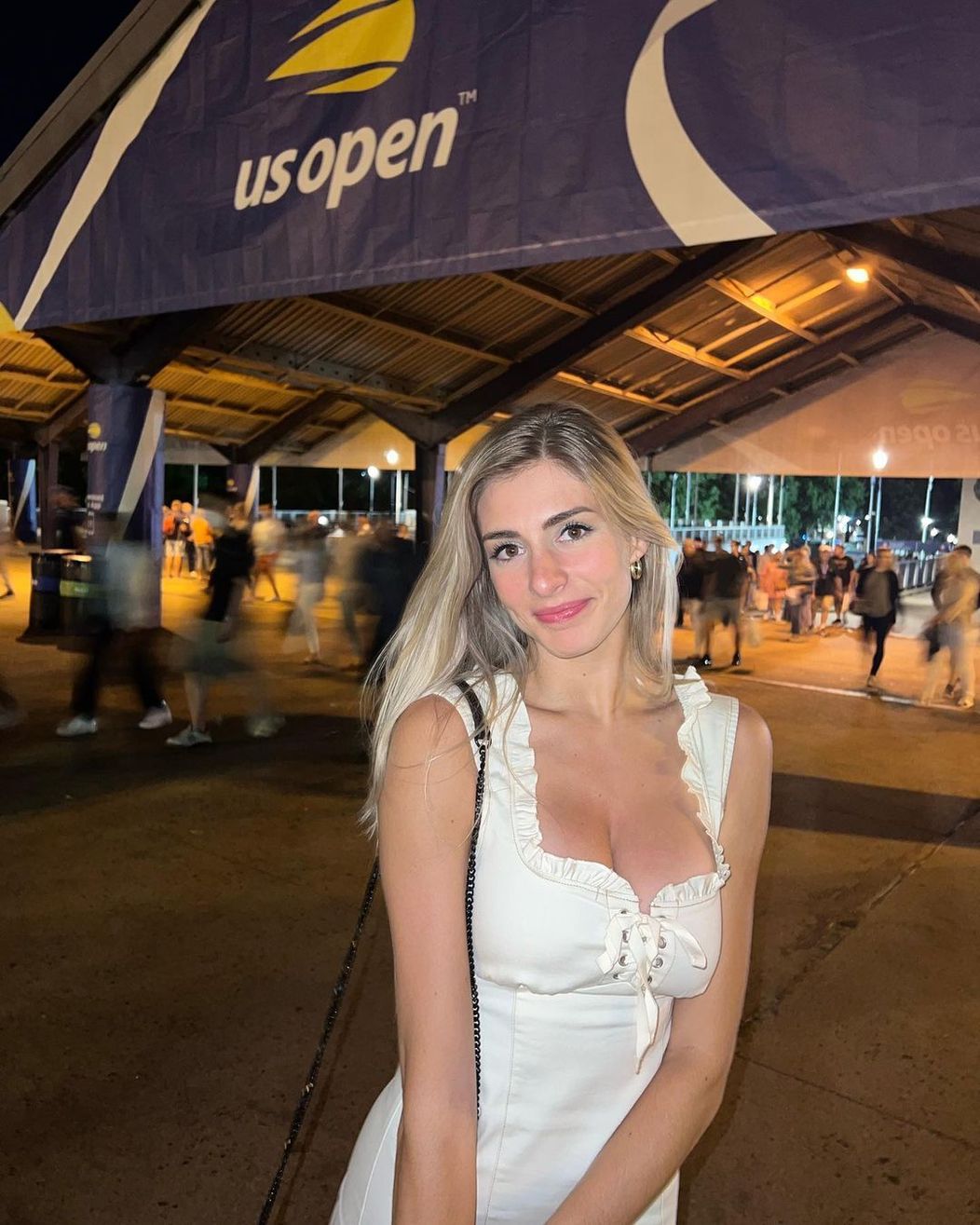 Megan Lucky la intrarea în arena de la US Open