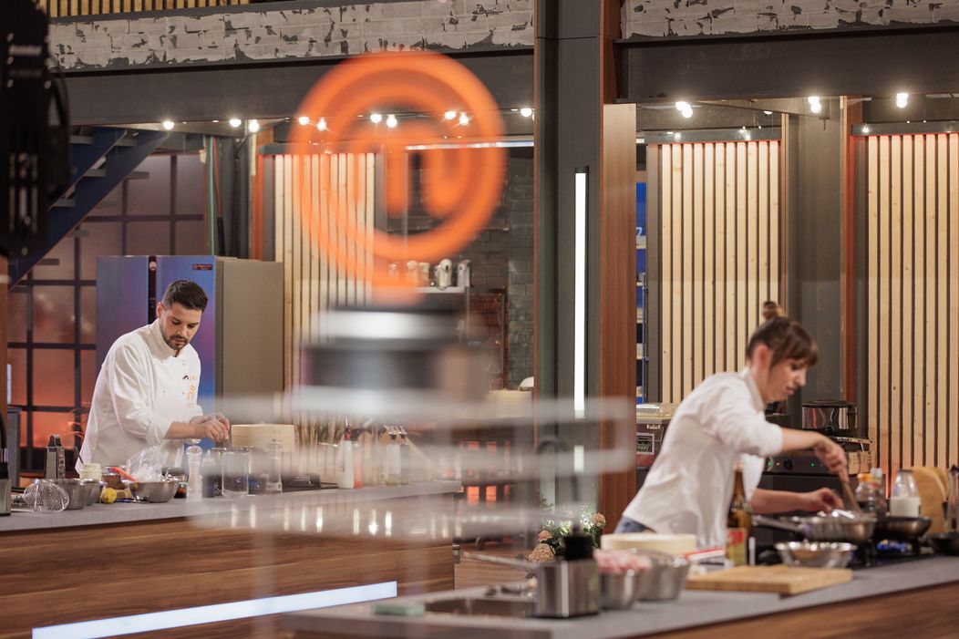 Finala MasterChef România,16 decembrie 2025. Începe prima probă a finalei sezonului 10. Foștii concurenți își exprimă la unison antipatia pentru Florin Drăgoiu și le fac galerie celorlalți doi fi (20)