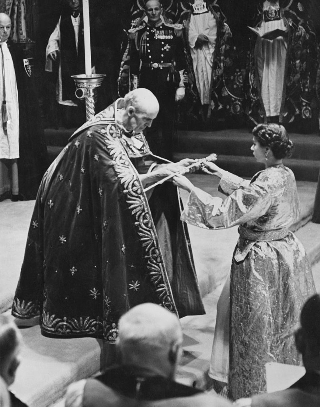 Regina Elisabeta a II-a primește sceptrul regilor, cu cel mai mare diamant din lume - The Great Star of Africa, cu prilejul încoronării sale, în iunie 1953