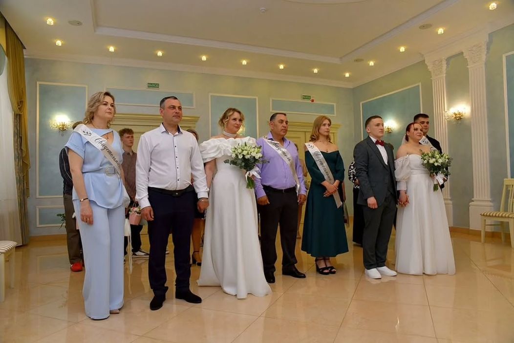 В Гомеле мать и дочь вышли замуж в один деньЦеремония прошла в Новобелицком загсе. Обе невесты  (6)