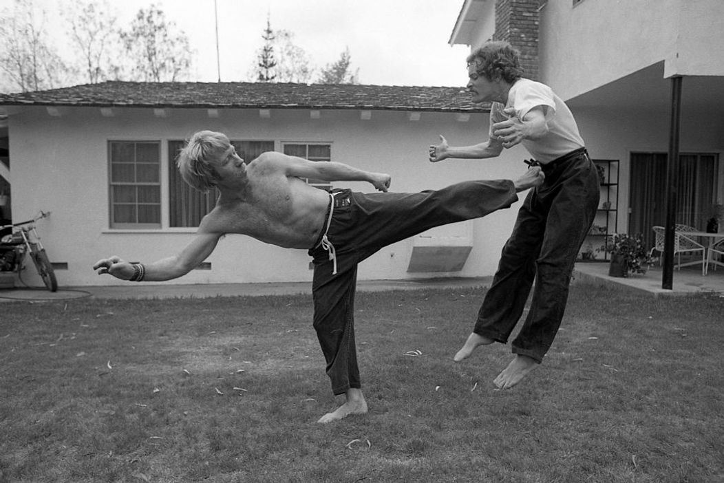 Chuck Norris execută un procedeu de karate în timpul unor filmări