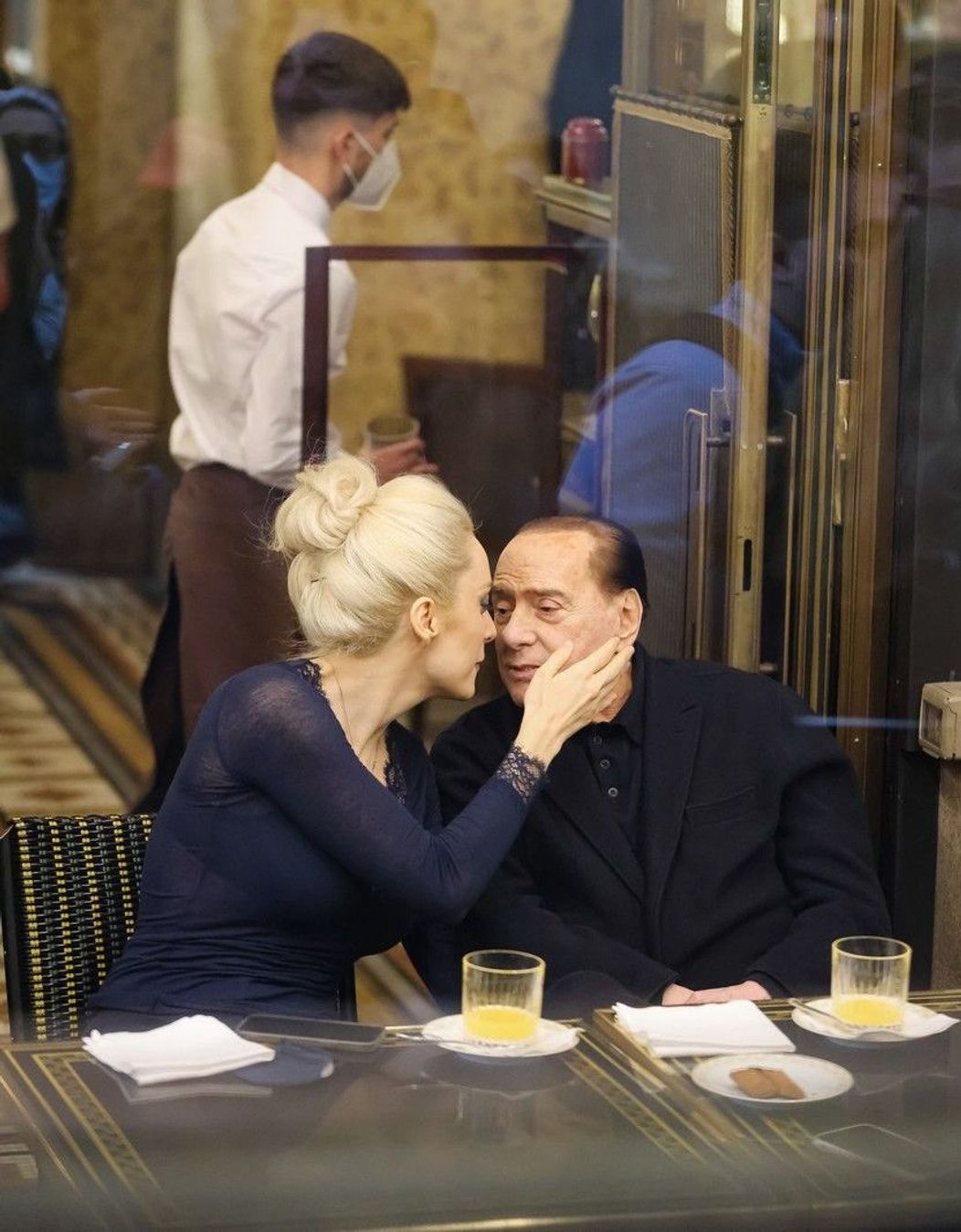 Silvio Berlusconi o sărută pe iubita lui, Marta Fascina, la restaurant
