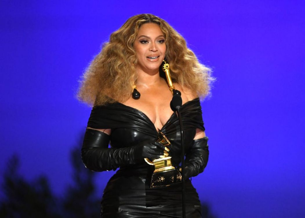 beyonce-aproape-goala-calare-pe-un-cal-holografic-imaginea-care-i-a-luat-total-prin-surprindere-pe-fani_3