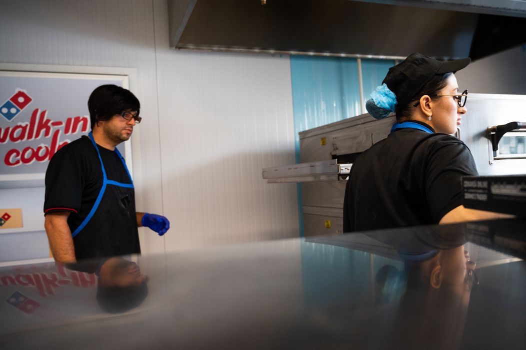  Șef sub acoperire, 21 noiembrie 2024. Șeful sub acoperire își continuă treaba, într-un restaurant abia deschis, în cadrul unui complex rezidențial, dar care nu livrează rezultatele la care  (1)