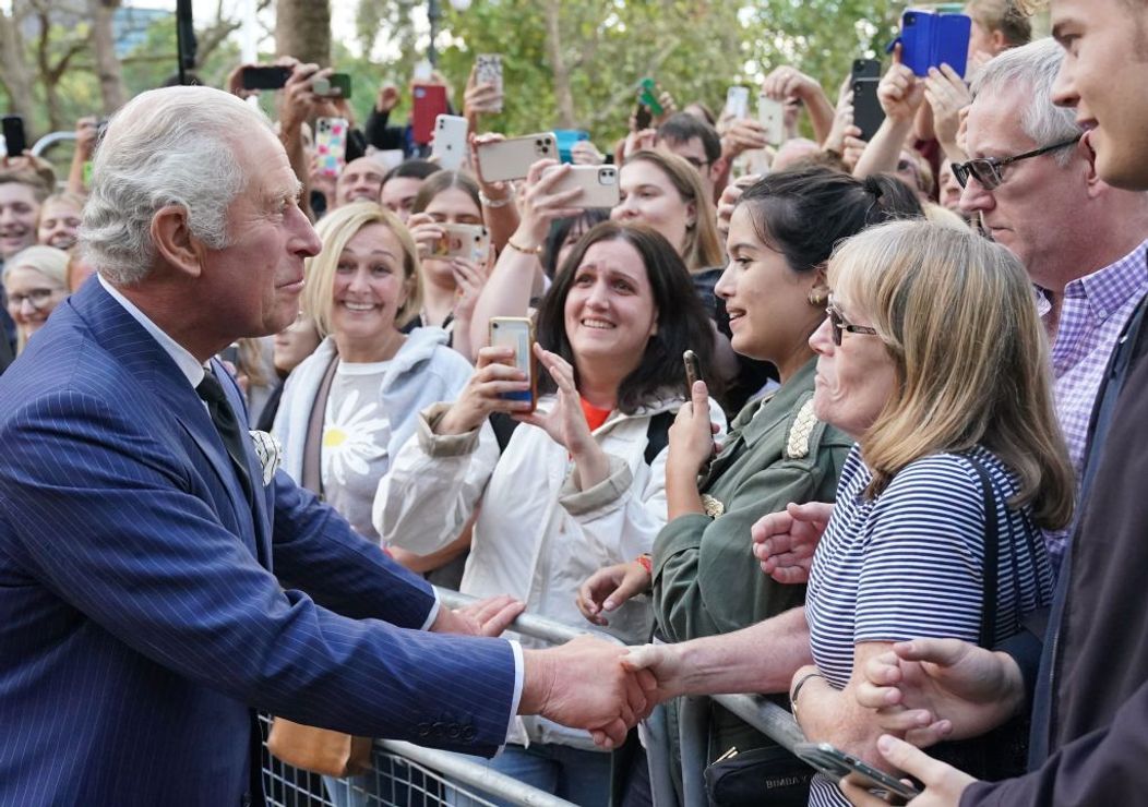 Regele Charles al III-lea salută mulțimile la Londra, la scurt timp după ce a fost confirmat succesor la tronul britanic 