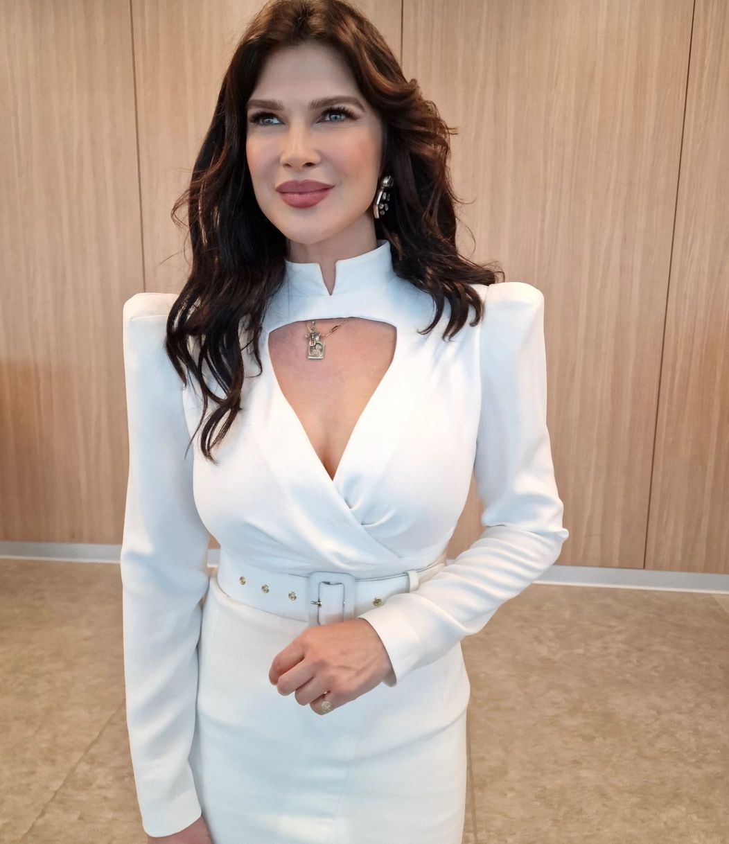 Monica Bîrlădeanu în rochie albă 