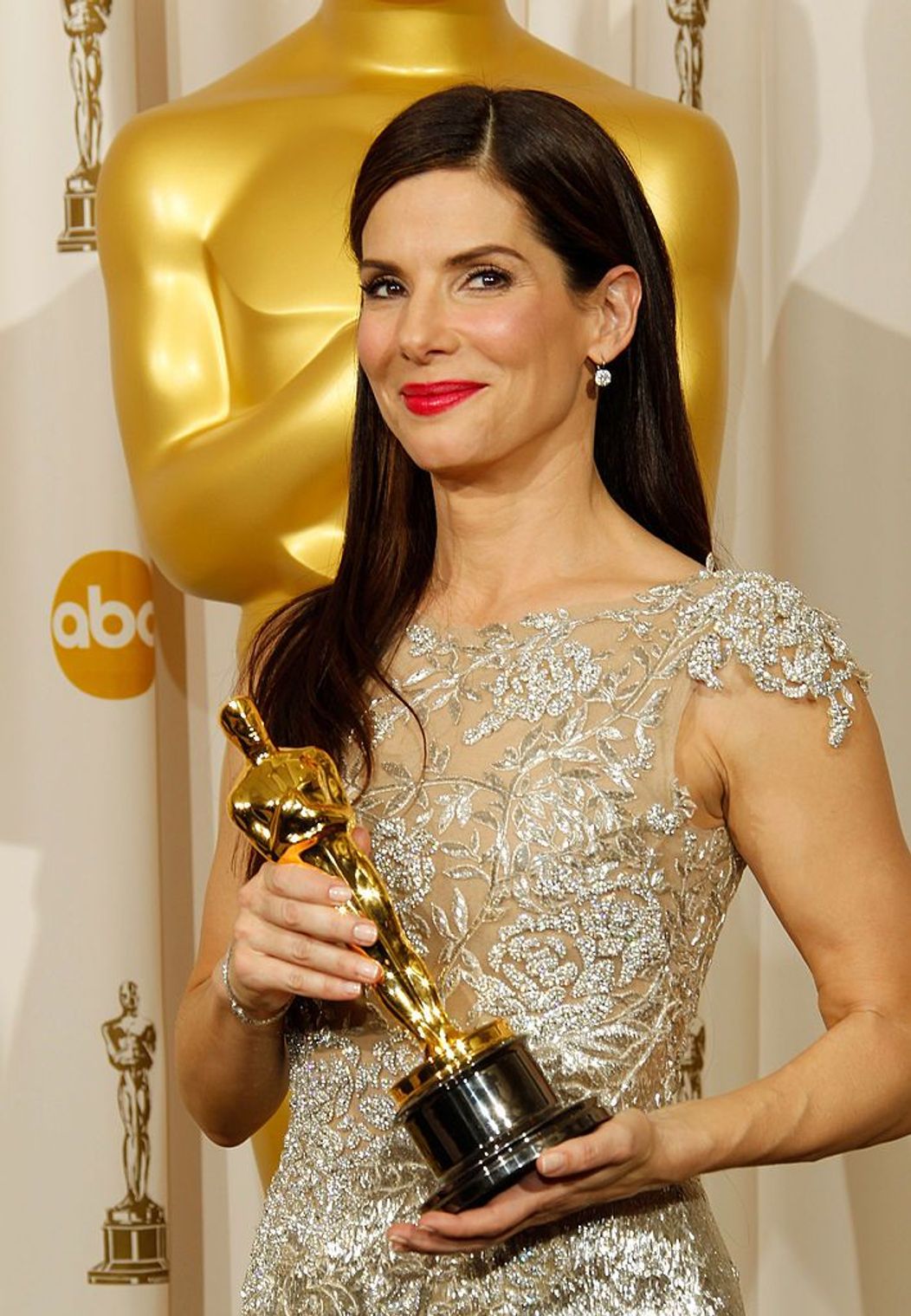 Sandra Bullock zâmbește la scurt timp după ce a primt premiul Oscar pentru interpretare în filmul The Blind Side 
