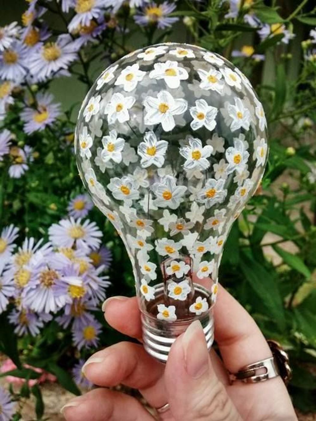 Nu arunca becurile vechi, reinventează-le! Idei de decorațiuni din becuri arse