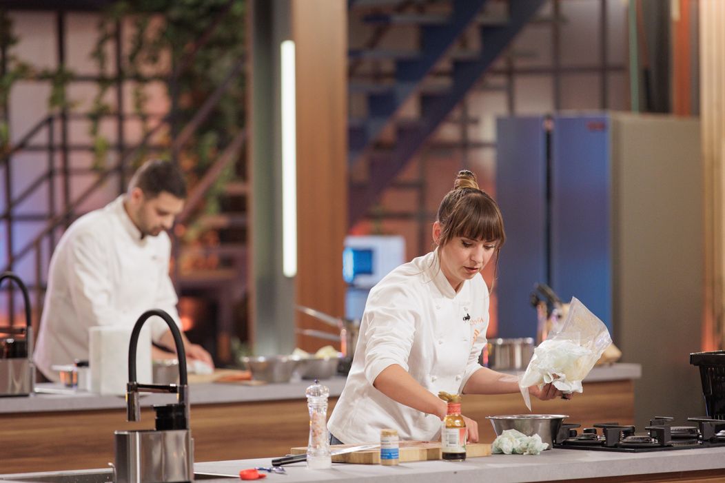 Finala MasterChef România, 16 decembrie 2025. Proba felului principal le-a dat mari bătăi de cap concurenților. Preparatul lui Florentin Drăgoiu le-a atras încă din prima clipă atenția chefilor,  (12)