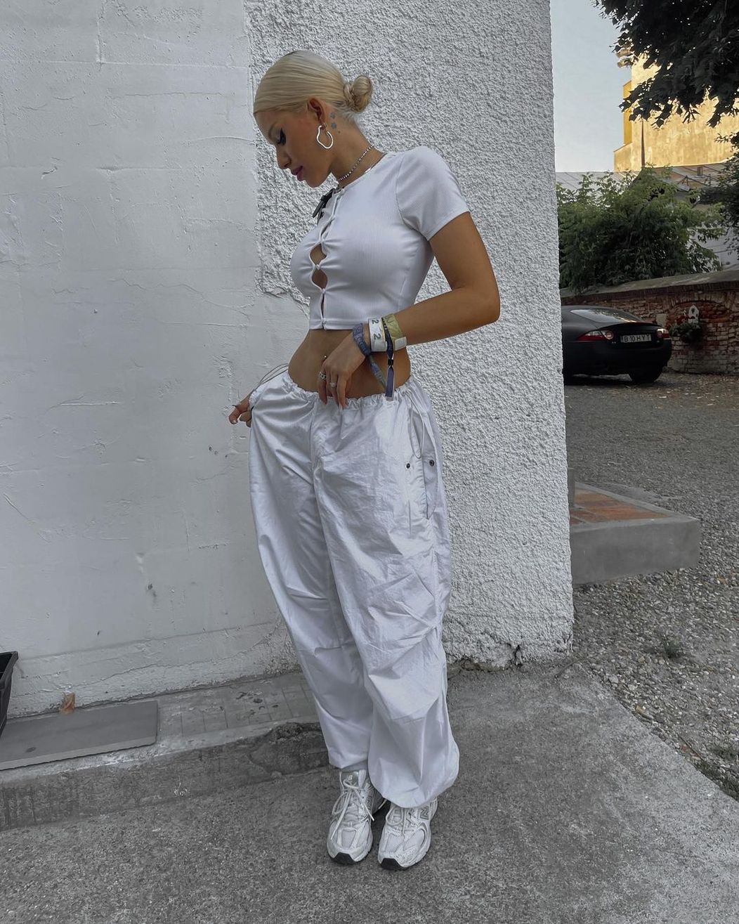 Carmen Grebenișan în top și pantaloni albi
