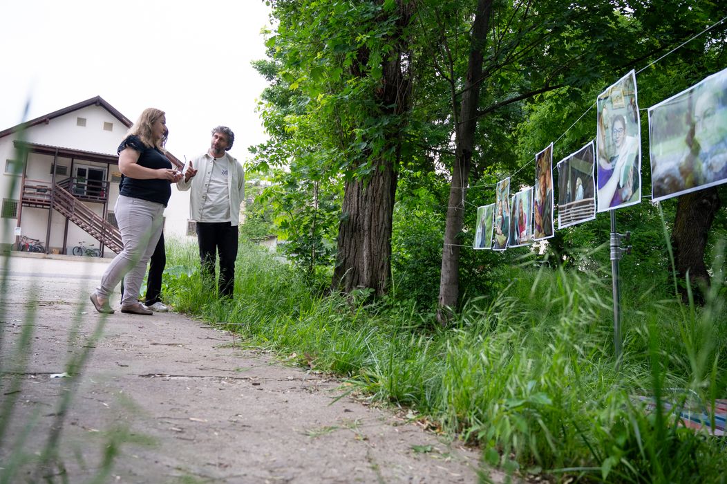 Titica și Dariana sunt surprinse cu o expoziție care se lasă cu lacrimi. Dragoș Bucur le prezintă, într-un mod un (1)
