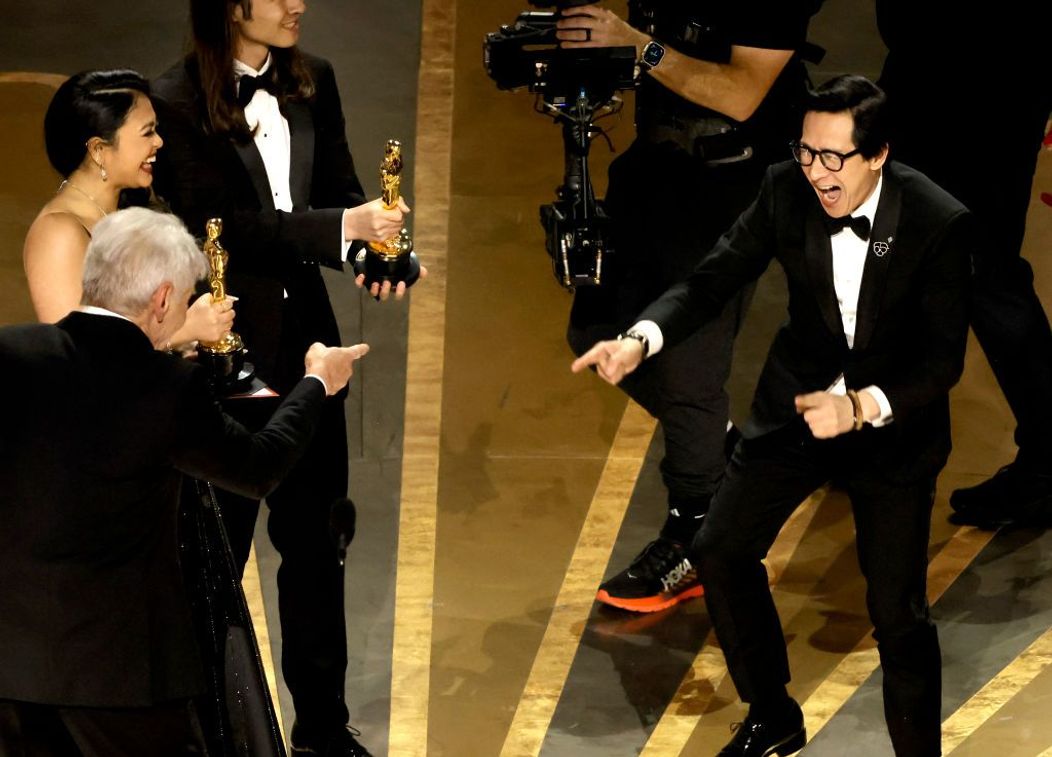 Ke Huy Quan și Harrison Ford la Oscar 2023