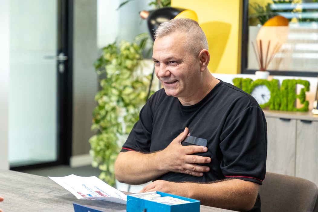 Șef sub acoperire, 21 noiembrie 2024. Eugen Ene, livratorul care a dormit în scările de bloc, este recompensat pentru munca depusă. Surpriza pe care i-a pregătit-o șeful sub acoperire îi ajută să își (15)