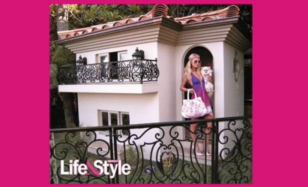 Paris Hilton si casuta cateilor ei