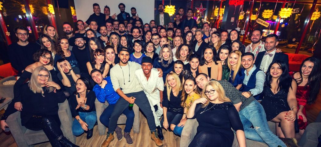 Dana Dorian în mijlocul artiștilor pe care îi pregătește