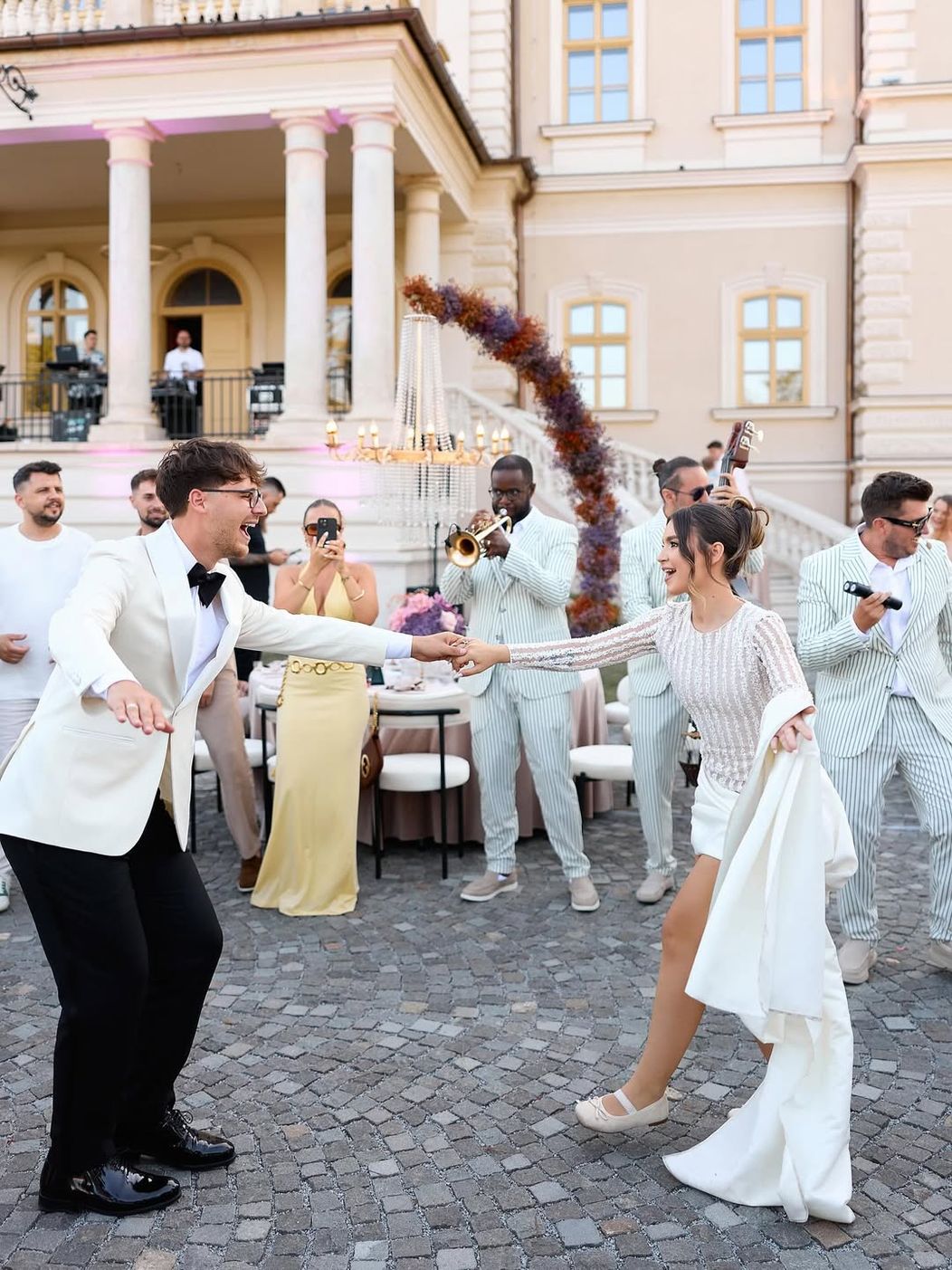 Our civil wedding 🥹❤️ JUST MARRIED!!! ✨📍 @castelul.banffy.rascruci (3)