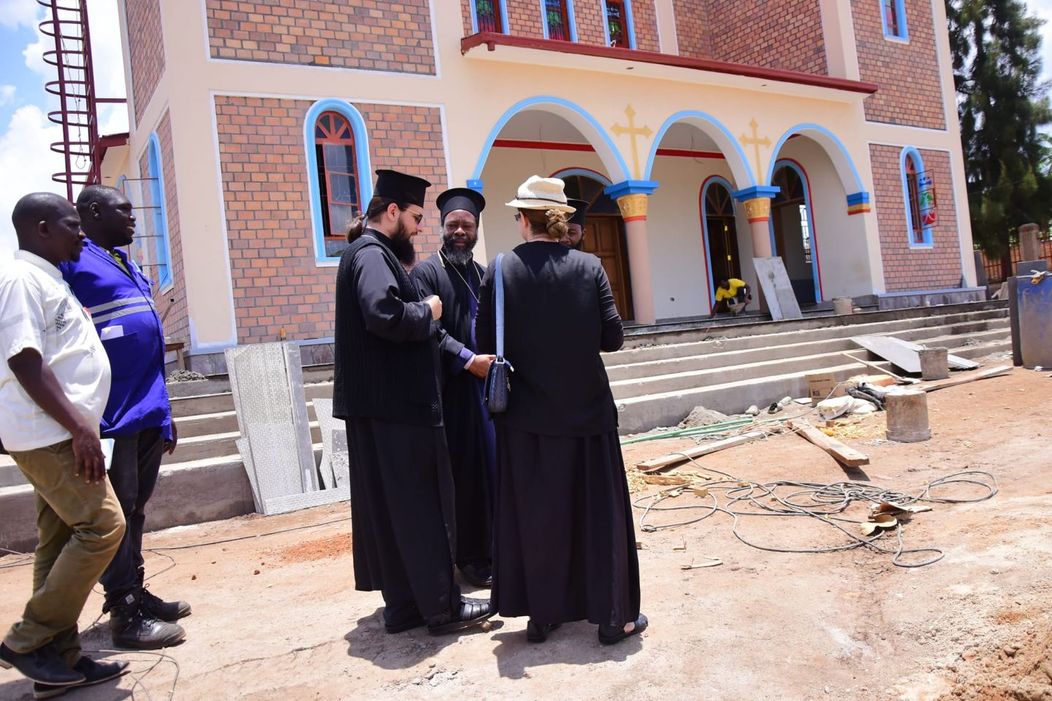 Părintele Nectarie vorbește cu omologii săi din Biserica Africană despre sfințirea bisericii ortodoxe din Rwamagana