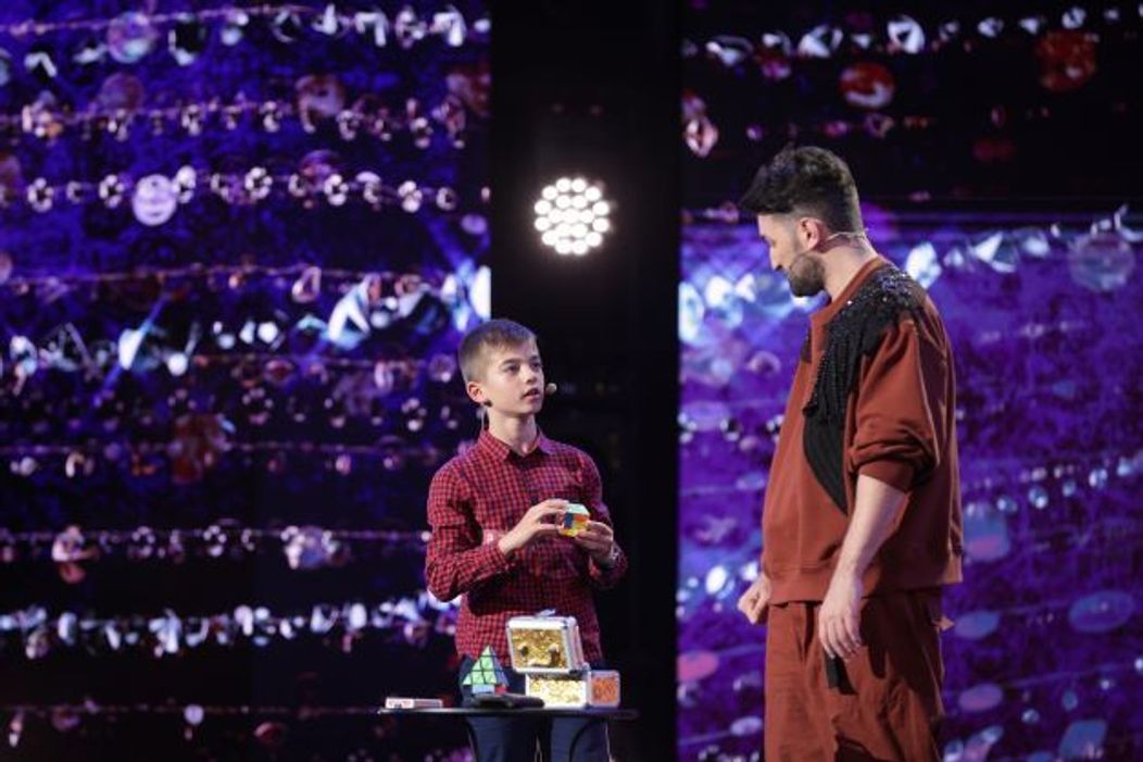 David Bîrțoiu, micul magician din Brezoi la Românii au talent 2023, pe scenă cu Smiley 