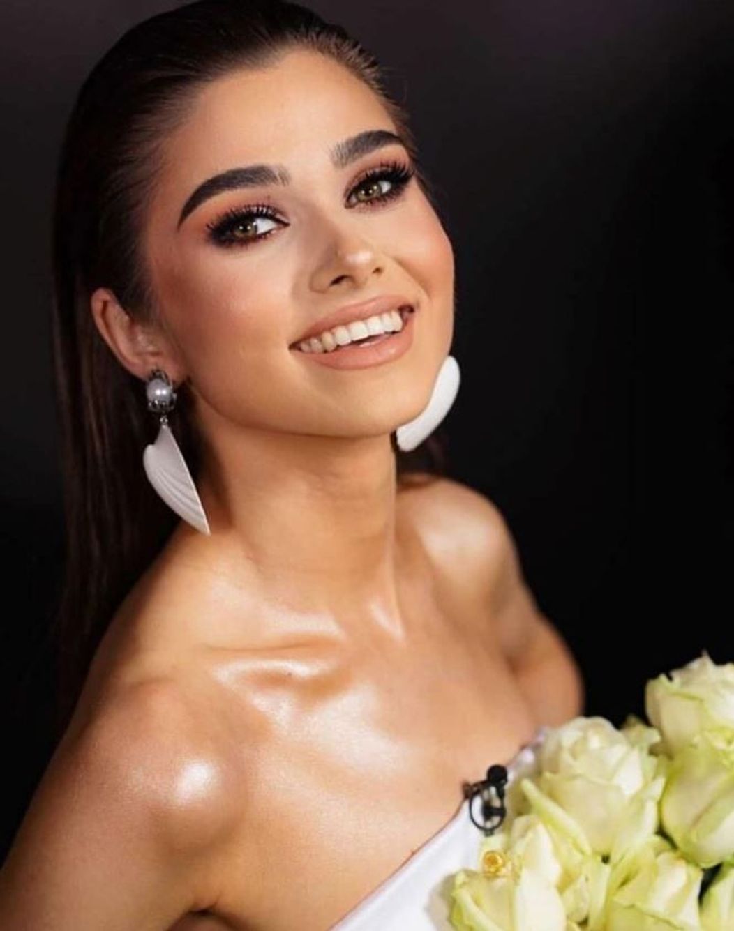 Theo Rose în rochie cu umerii goi 