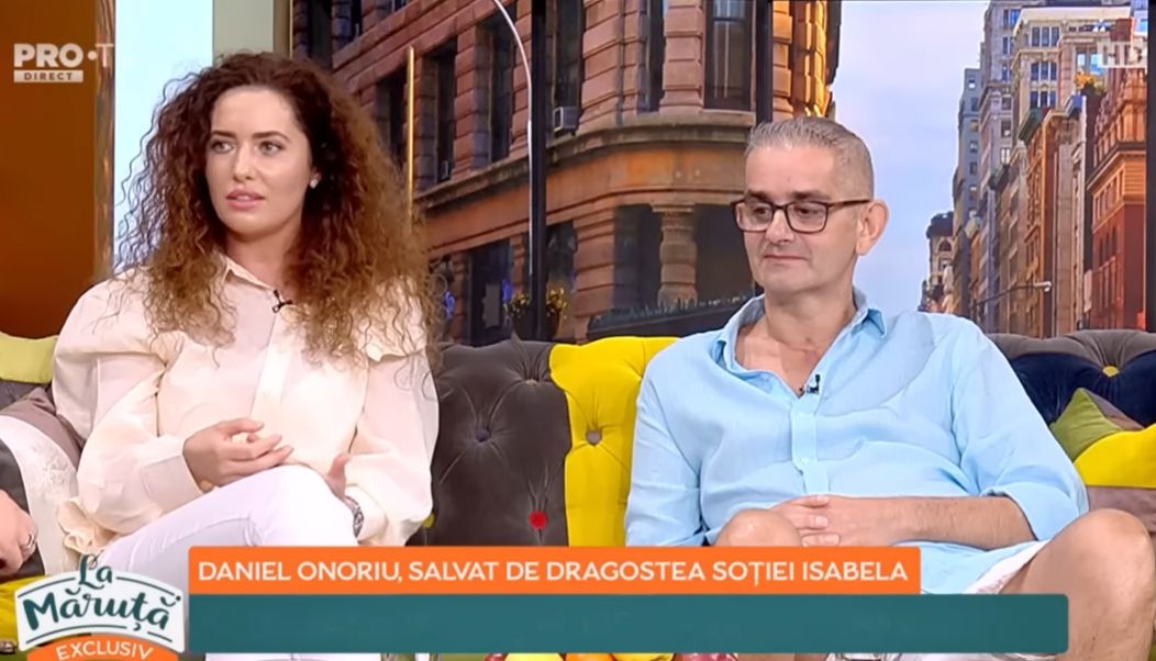 Daniel Onoriu și soția sa, Isabela, în emisiunea La Măruță stând pe canapea