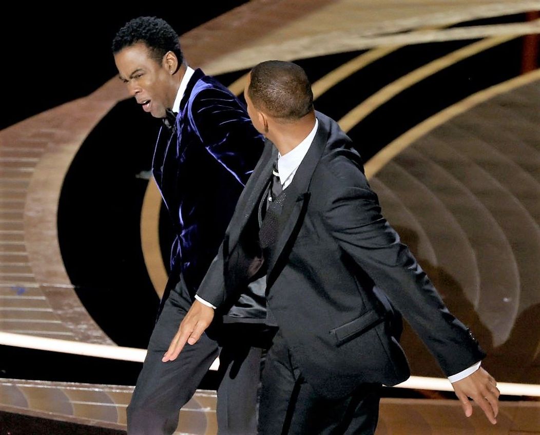 Will Smith îl lovește pe Chris Rock, în direct, la gala Oscar 2022