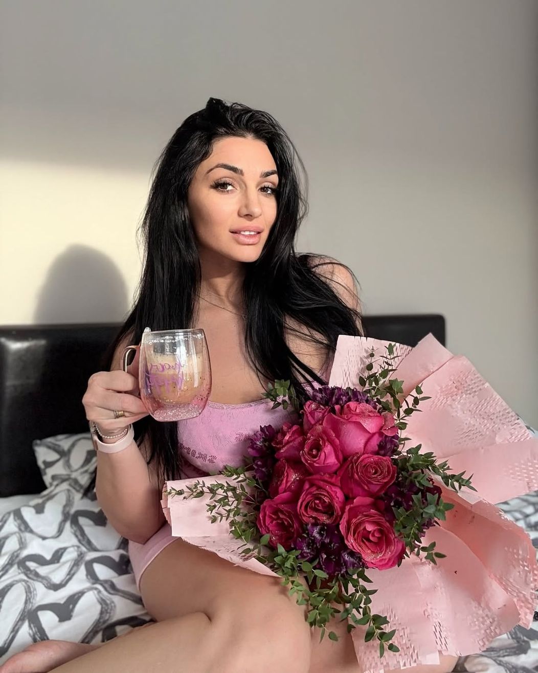 Cafea și flori fără motiv- cel mai bun mod de a-ți începe ziua 🥹 “If you treat yourself like a queen, you ll attract a King.”  🫅 (1)