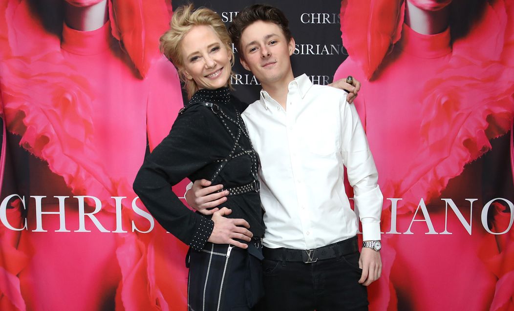 Anne Heche zâmbește în această fotografie în care apare alături de fiul ei cel mare, Home
