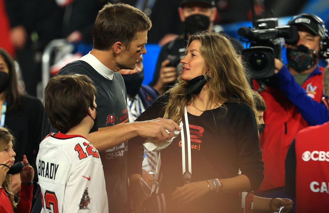 Gisele Bundchen și Tom Brady își zâmbesc cu subînțeles după o partidă de fotbal din Liga Americană de Fotbal