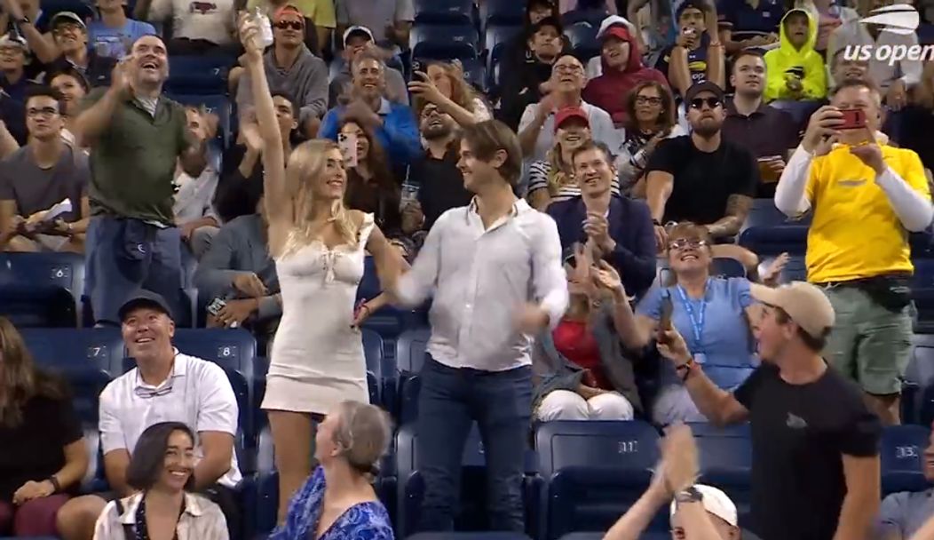 Megan Lucky la US Open 2022 a fost surprinsă de camerele video ale turneului în timp ce dă peste cap un pahar cu bere