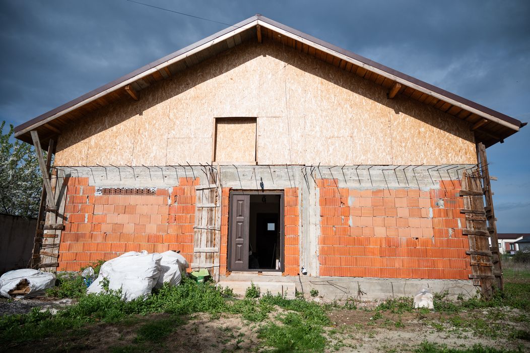 Echipa ajunge la casa începută de Titica, în Bragadiru. Arhitecții sesizează, deja, primele probleme. „Totul a pornit de la o sch (15)