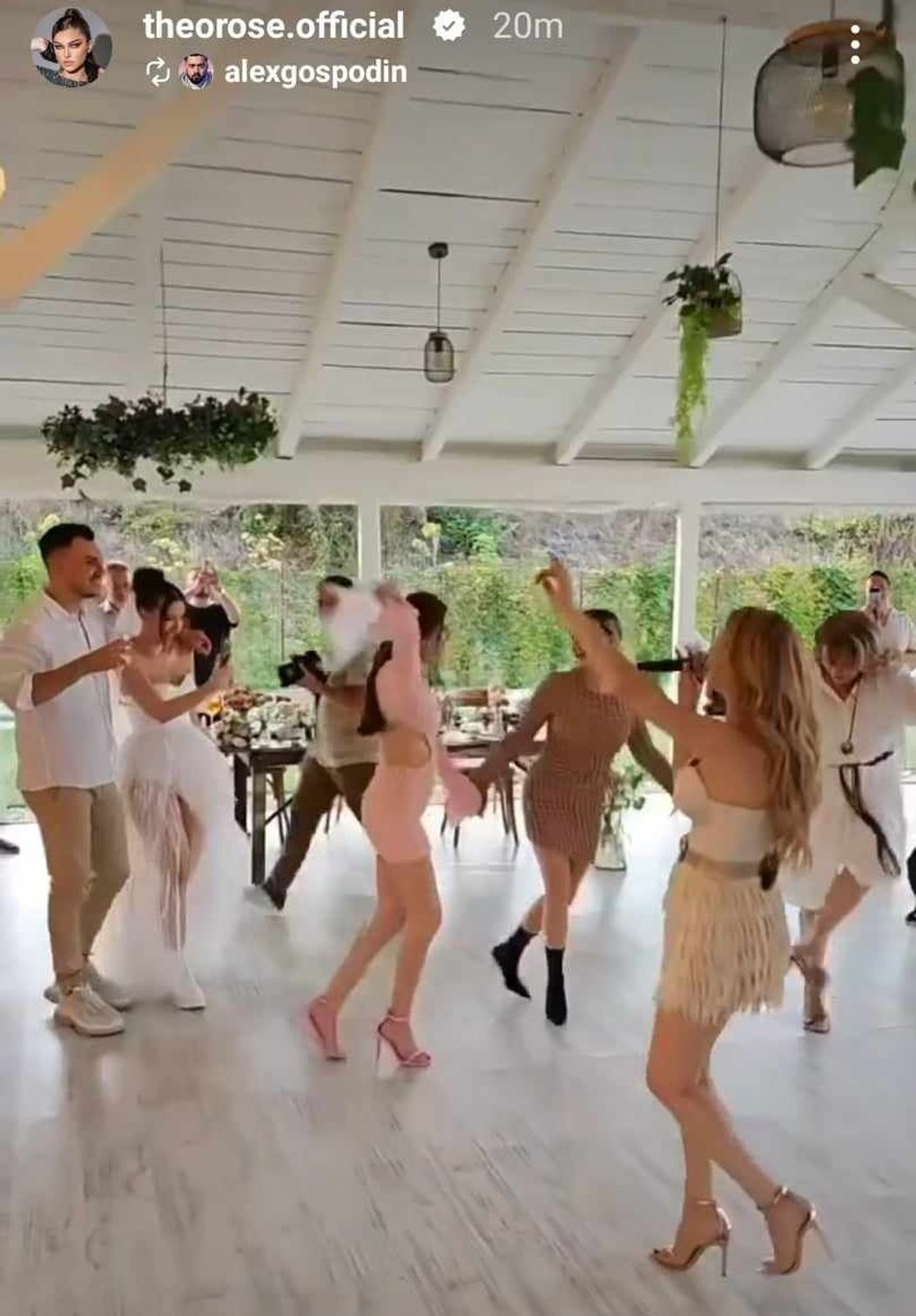 Theo Rose nașă de cununie, dansează la nuntă 