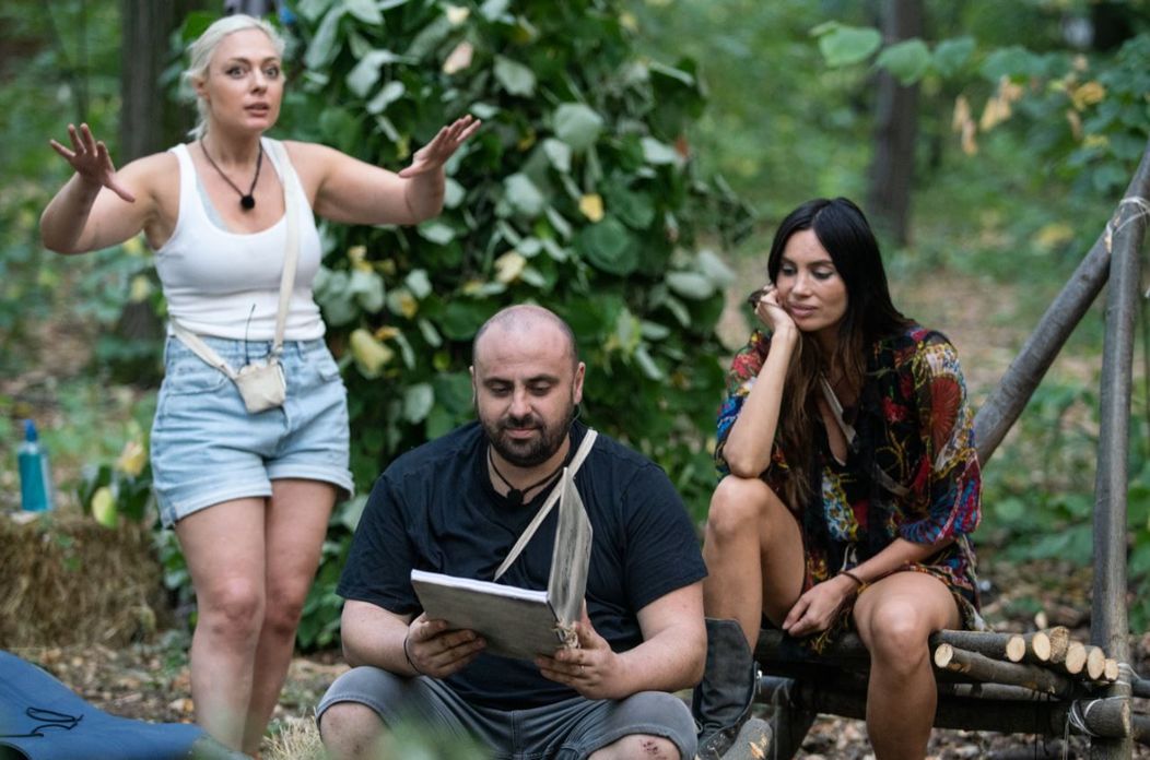 Alina Puscau, Ferma, Ferma. Oraseni vs. sateni, violenta, barbati violenti, familie, fotomodel