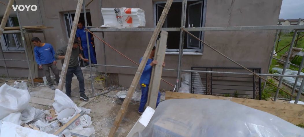 Echipa a rămas în urmă cu șantierul. Una dintre camere a trebuit refăcută „Ce construia azi se dărâma peste noapte” (4)